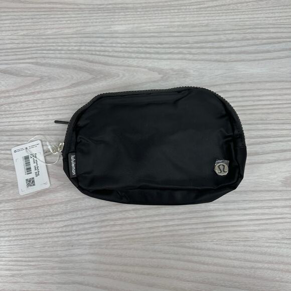 Lululemon Everywhere Belt Bag Unisex One Size 1L Black LU9AX2S Adjustable Strap - Picture 1 of 14